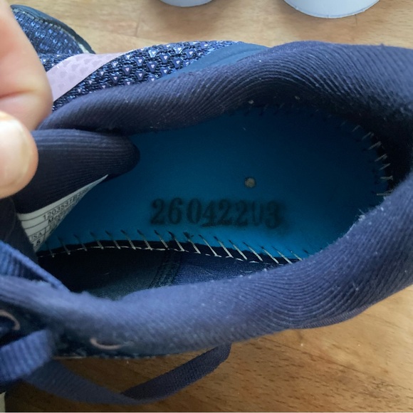 Brooks size 8.5 medium Adrenaline 22 GTS Support Shoe Navy Purple - Picture 11 of 11